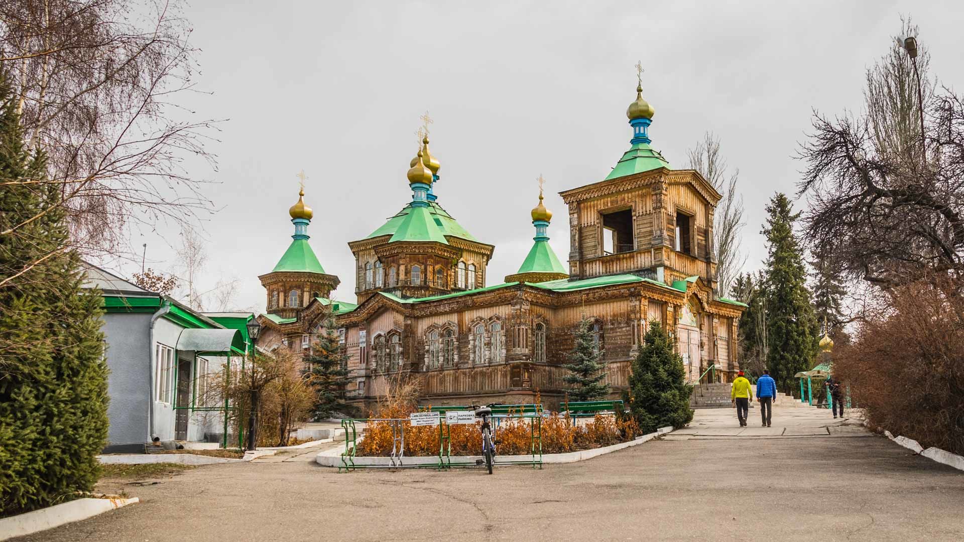 Besuch Der Bekannten Holzkirche In Karakol Kyrgistan